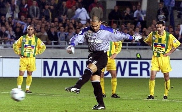 10 thủ môn nổi tiếng vì những bàn thắng vỡ tung cầu trường - Bóng Đá