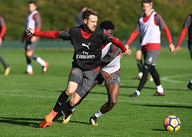 Giroud tập sút hăng say, chờ giây phút 