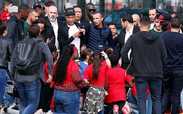 Mbappe được chào đón - Bóng Đá