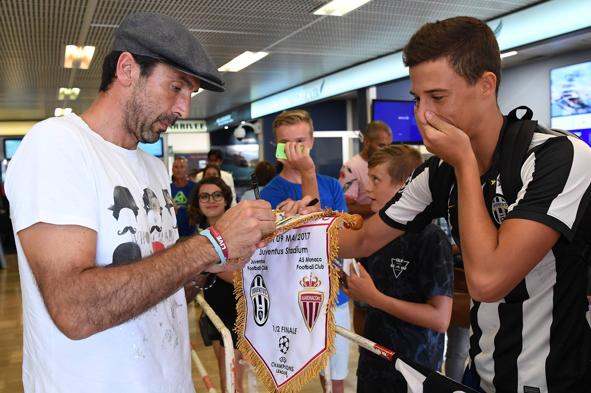 Lĩnh trọn đầu gối, người cũ vẫn khiến tiền đạo của Arsenal tắt điện - Bóng Đá