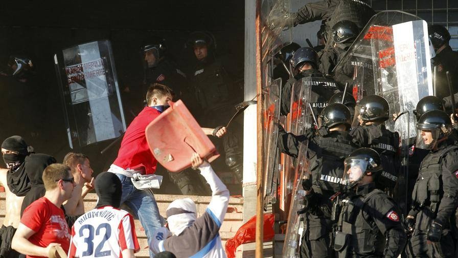 Derby thủ đô Serbia chìm trong biển máu - Bóng Đá