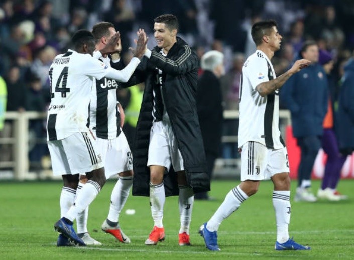 Vừa ghi bàn, Ronaldo đã bị dính thẻ và rời sân - Bóng Đá