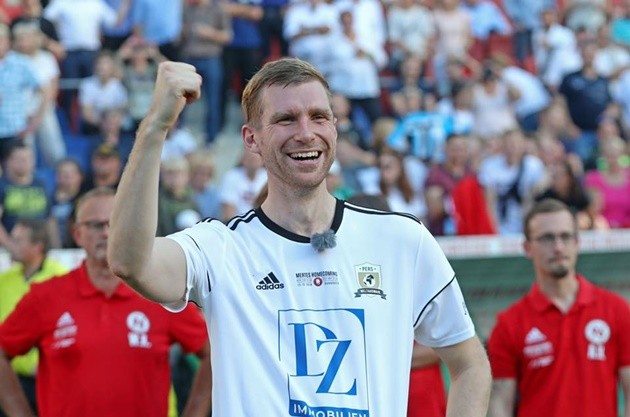 Ảnh Mertesacker chia tay đẫm nước mắt - Bóng Đá