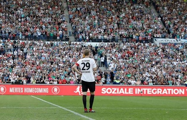 Ảnh Mertesacker chia tay đẫm nước mắt - Bóng Đá