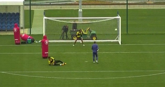 Courtois lập siêu phẩm trên sân tập - Bóng Đá