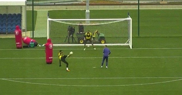 Courtois lập siêu phẩm trên sân tập - Bóng Đá