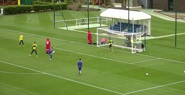 Courtois lập siêu phẩm trên sân tập - Bóng Đá