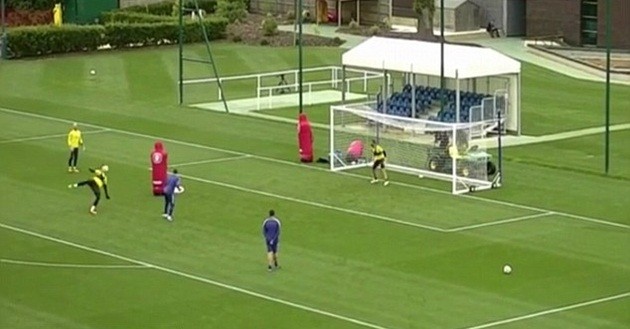 Courtois lập siêu phẩm trên sân tập - Bóng Đá