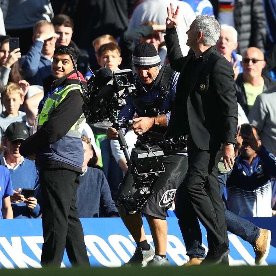 Chê fan Chelsea thiếu tôn trọng, Mourinho có hành động khiêu khích - Bóng Đá