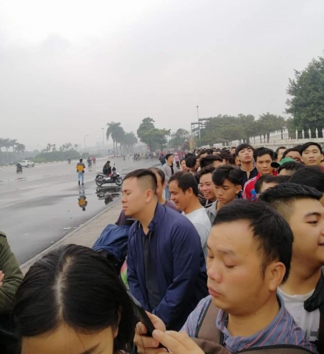 Chùm ảnh: NHM xếp hàng dài, chờ từ đêm để mua vé trận Việt Nam - Malaysia - Bóng Đá