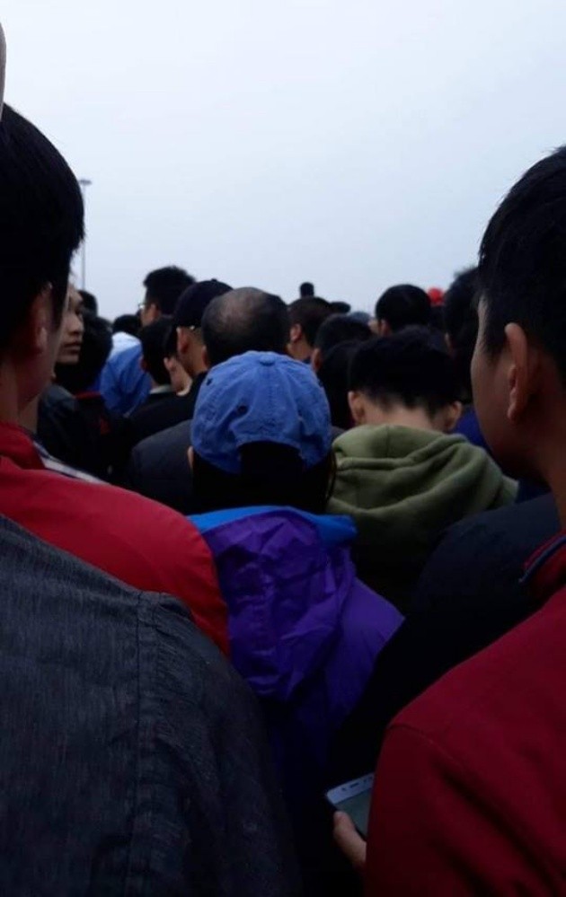 Chùm ảnh: NHM xếp hàng dài, chờ từ đêm để mua vé trận Việt Nam - Malaysia - Bóng Đá