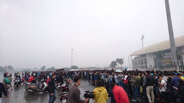 Chùm ảnh: NHM xếp hàng dài, chờ từ đêm để mua vé trận Việt Nam - Malaysia - Bóng Đá