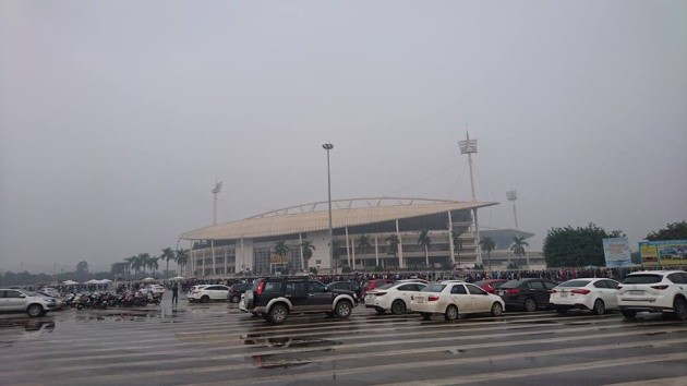 Chùm ảnh: NHM xếp hàng dài, chờ từ đêm để mua vé trận Việt Nam - Malaysia - Bóng Đá