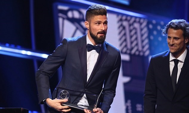 Siêu phẩm của Giroud là bàn thắng đẹp nhất 2017 - Bóng Đá