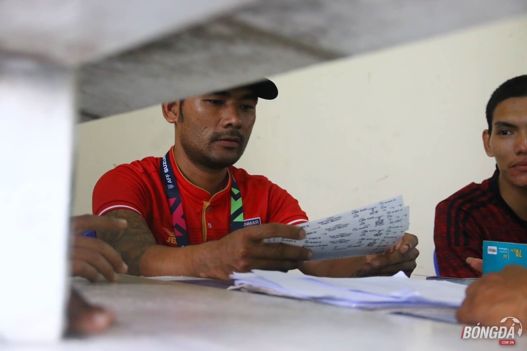 CĐV đội nắng, chờ mua vé xem ĐT Việt Nam đấu Myanmar - Bóng Đá