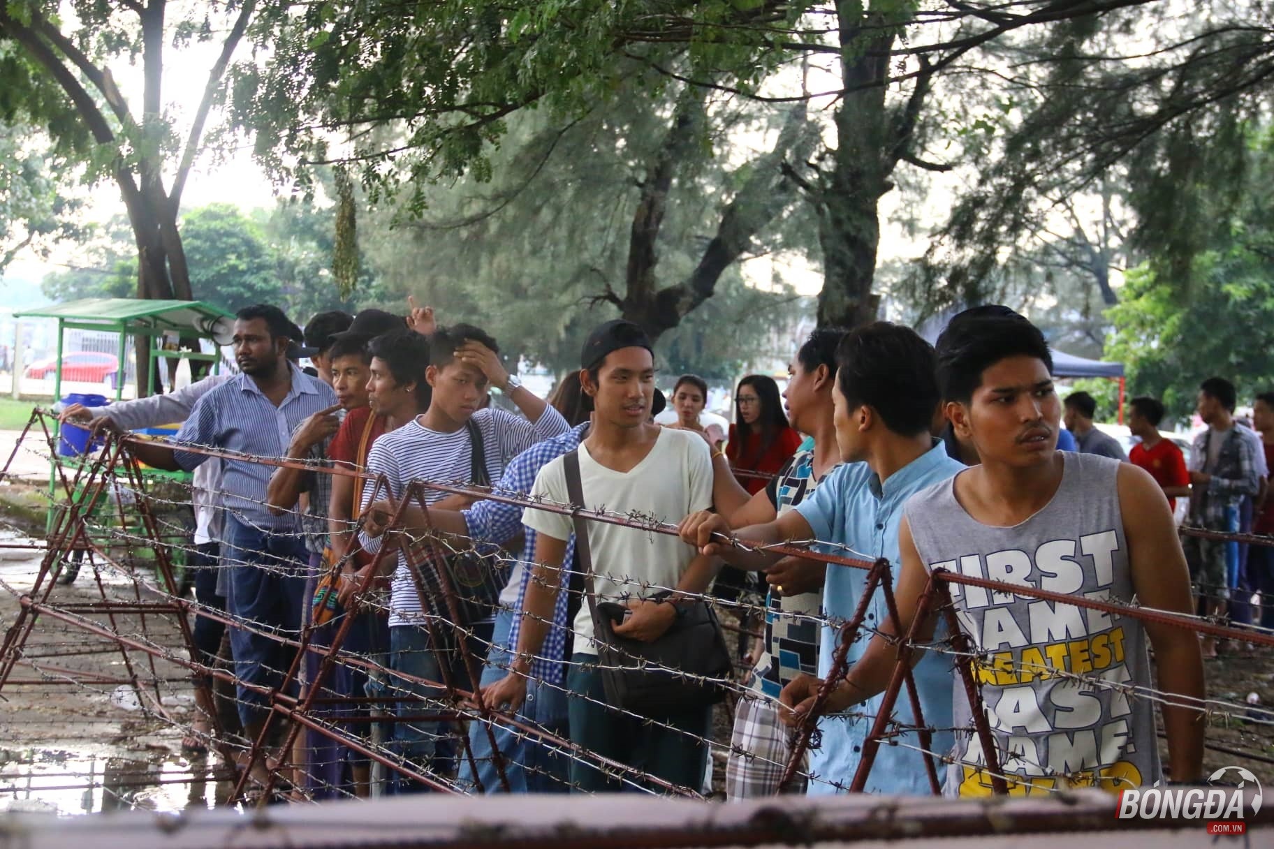 CĐV đội nắng, chờ mua vé xem ĐT Việt Nam đấu Myanmar - Bóng Đá