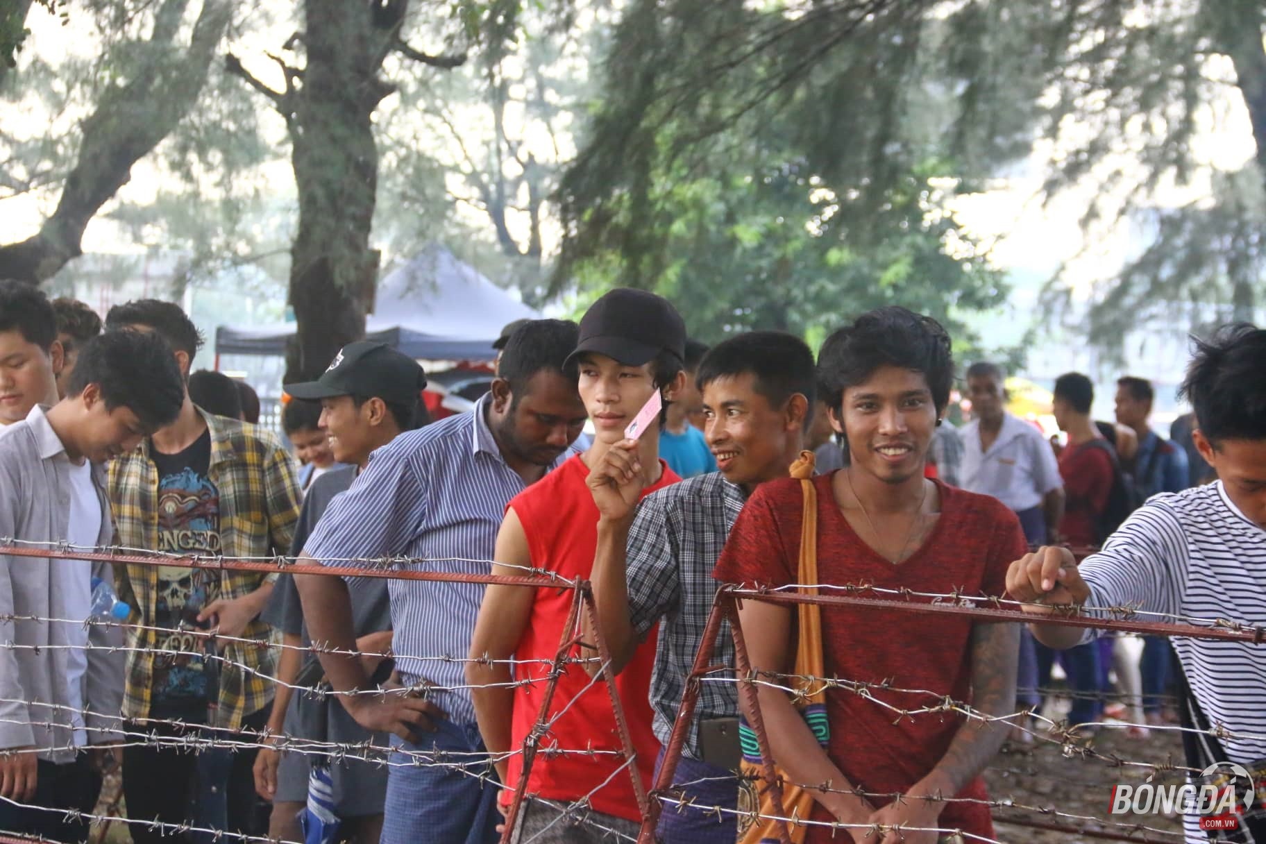 CĐV đội nắng, chờ mua vé xem ĐT Việt Nam đấu Myanmar - Bóng Đá