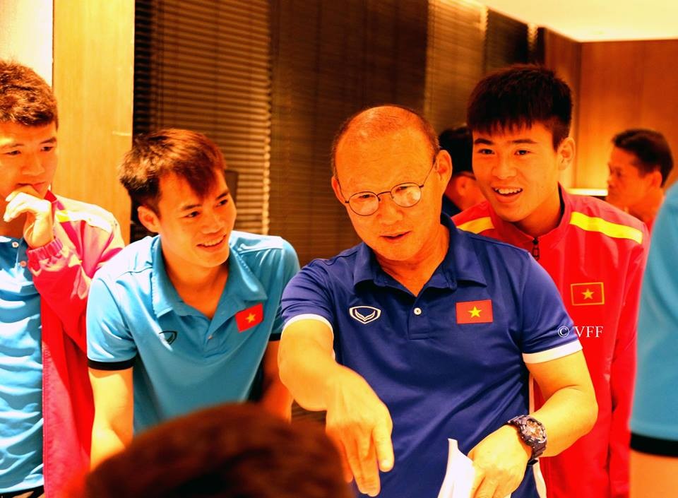 Cầu thủ tặng quà cho thầy Park 20/11 - Bóng Đá