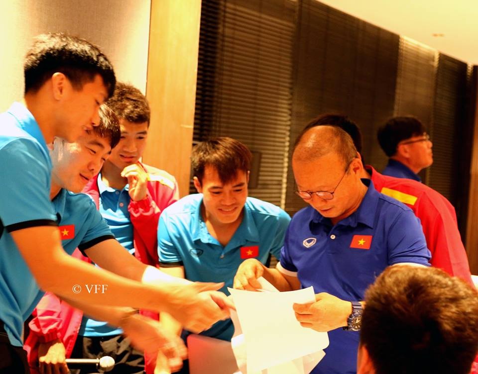 Cầu thủ tặng quà cho thầy Park 20/11 - Bóng Đá