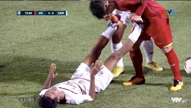 Quang Hải để lại hình ảnh đẹp trong trận Việt Nam 3-0 Campuchia - Bóng Đá