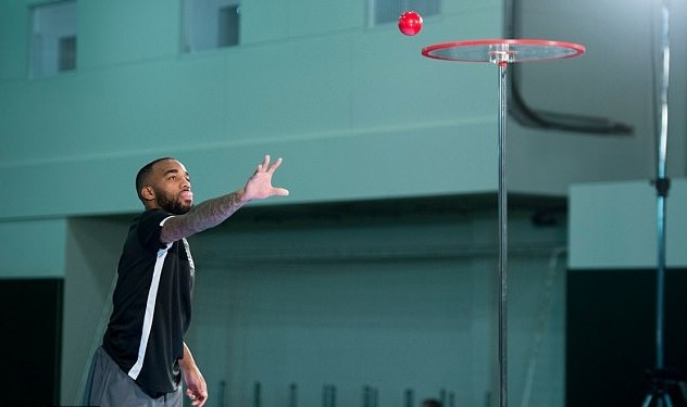 Sao Arsenal tham dự game show - Bóng Đá