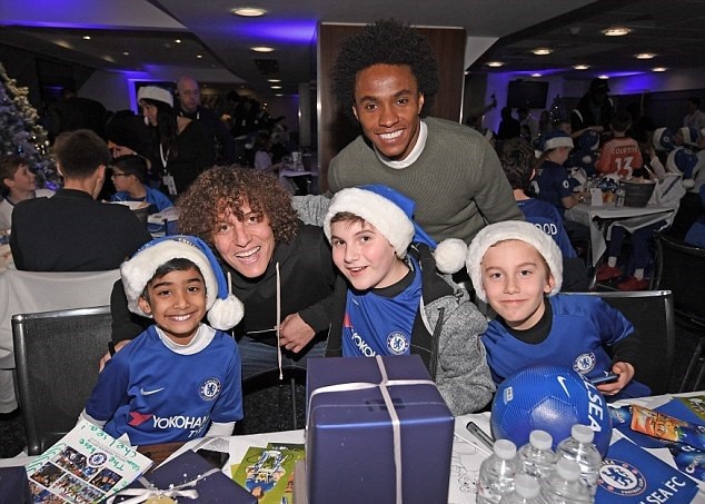 Ảnh Chelsea làm từ thiện - Bóng Đá