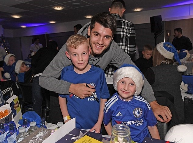 Ảnh Chelsea làm từ thiện - Bóng Đá