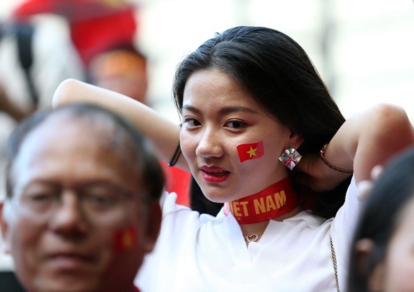 Fan nữ xinh đẹp Việt Nam đọ sức Hot girl Philippines trước giờ G - Bóng Đá