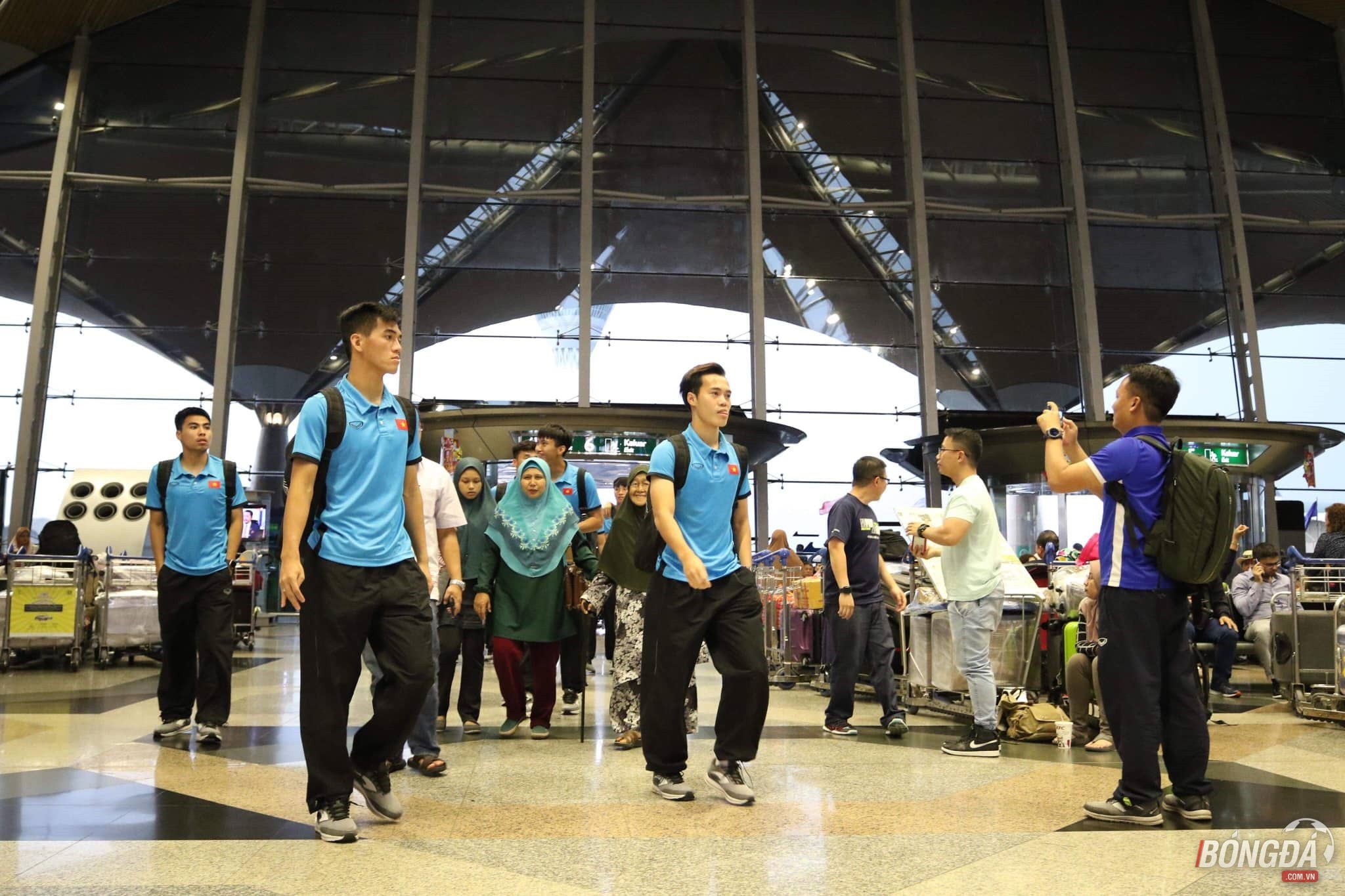 TRỰC TIẾP: ĐT Việt Nam từ Kuala Lumpur trở về Hà Nội: Quyết nâng cúp ở Mỹ Đình - Bóng Đá