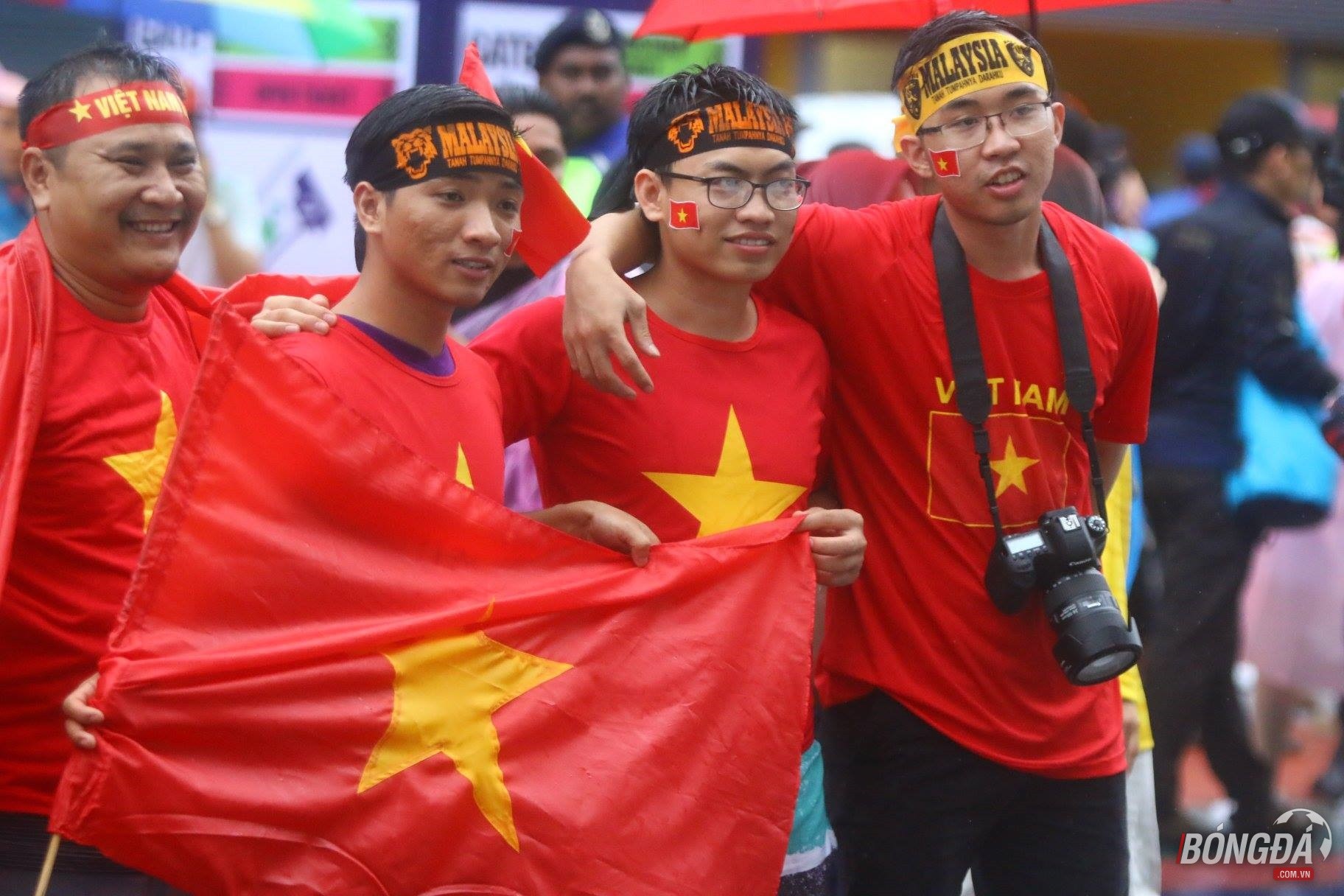 CĐV Việt Nam tiếp lửa thầy trò Park Hang-seo 