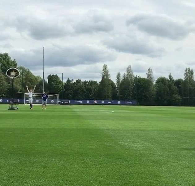 Lác mắt với siêu phẩm của Marcos Alonso trên sân tập - Bóng Đá
