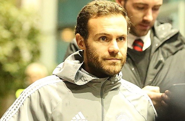 Juan Mata bị NHM vây kín trên đường đến khách sạn Lowry Hotel - Bóng Đá