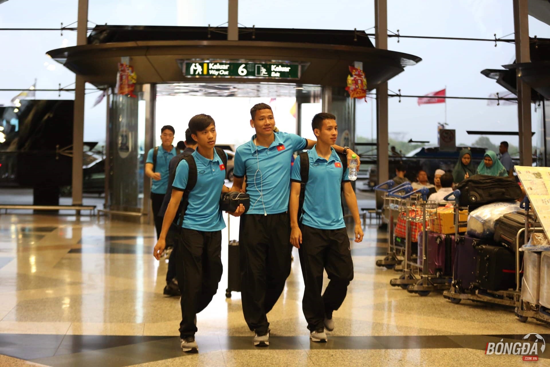 Đức Chinh buồn rười rượi khi rời Malaysia - Bóng Đá