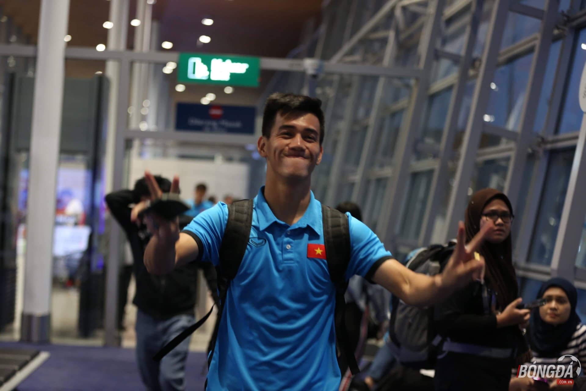 Đức Chinh buồn rười rượi khi rời Malaysia - Bóng Đá