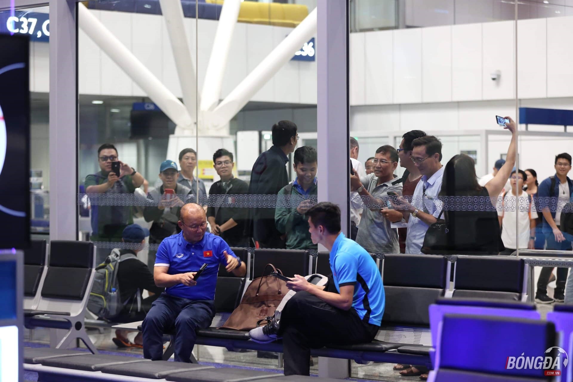 TRỰC TIẾP: ĐT Việt Nam từ Kuala Lumpur trở về Hà Nội: Quyết nâng cúp ở Mỹ Đình - Bóng Đá