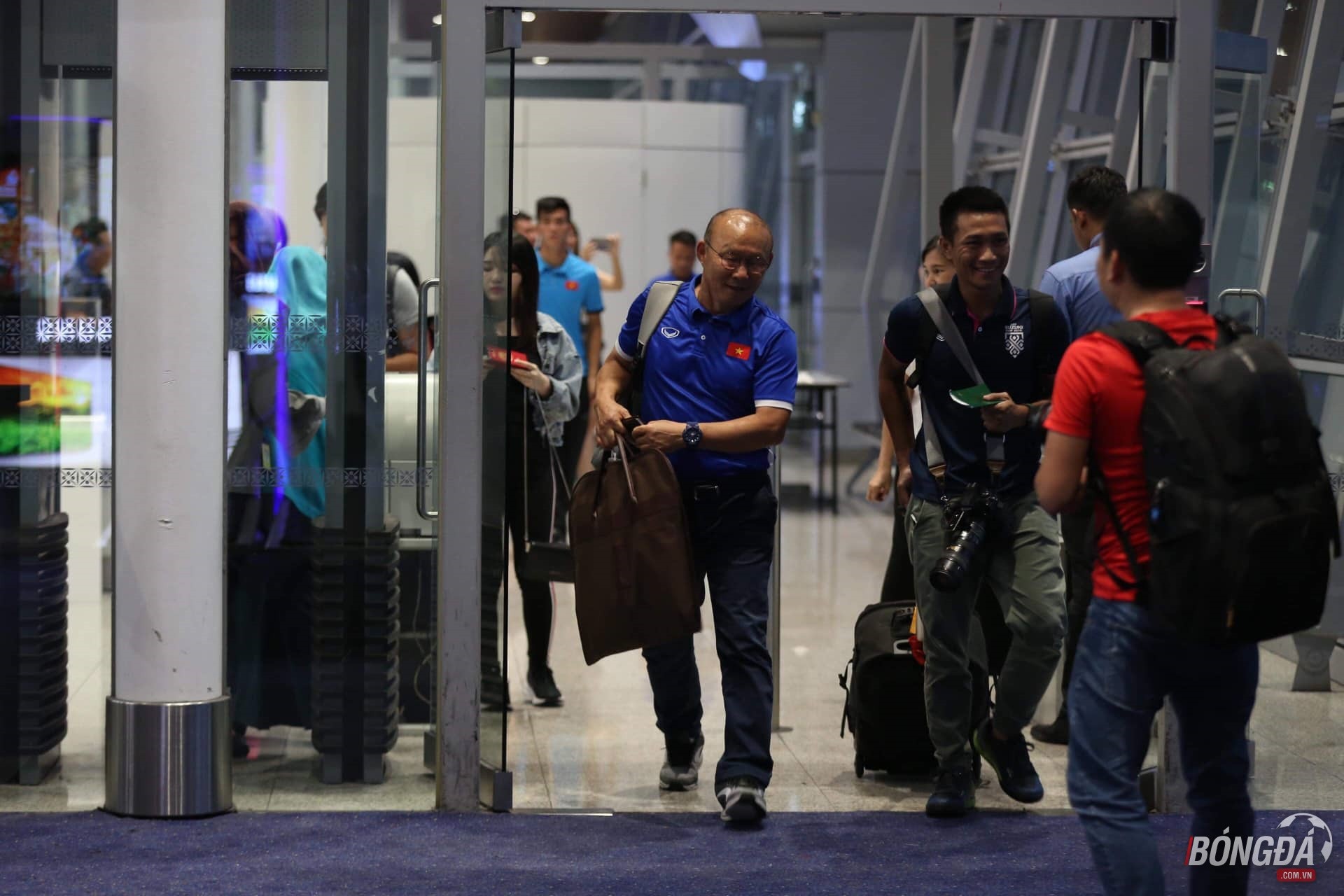 TRỰC TIẾP: ĐT Việt Nam từ Kuala Lumpur trở về Hà Nội: Quyết nâng cúp ở Mỹ Đình - Bóng Đá