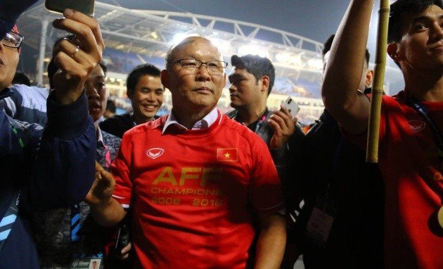 HLV Park Hang-seo đã làm gì khi các học trò bị trọng tài xử ép? - Bóng Đá