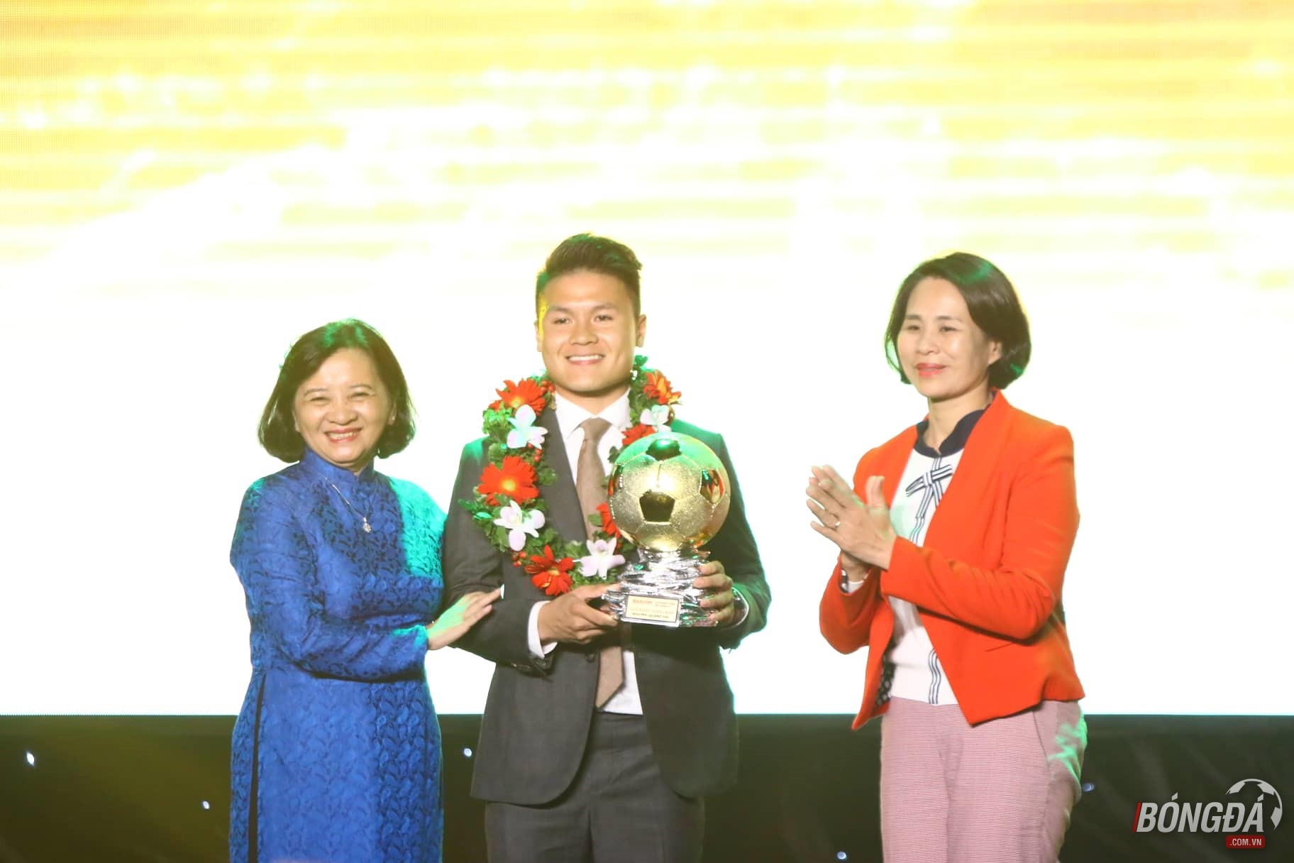 Điểm tin bóng đá Việt Nam sáng 23/12: Vượt mặt Anh Đức, Quang Hải giành Quả bóng vàng 2018 - Bóng Đá