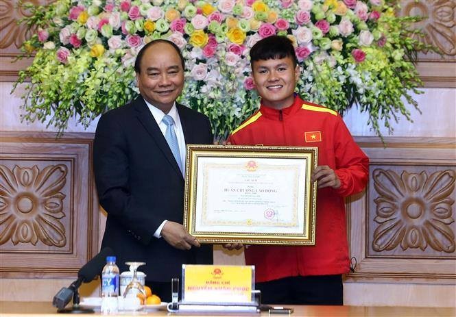 Thủ tướng tặng huân chương cho HLV Park Hang-seo và Quang Hải - Bóng Đá