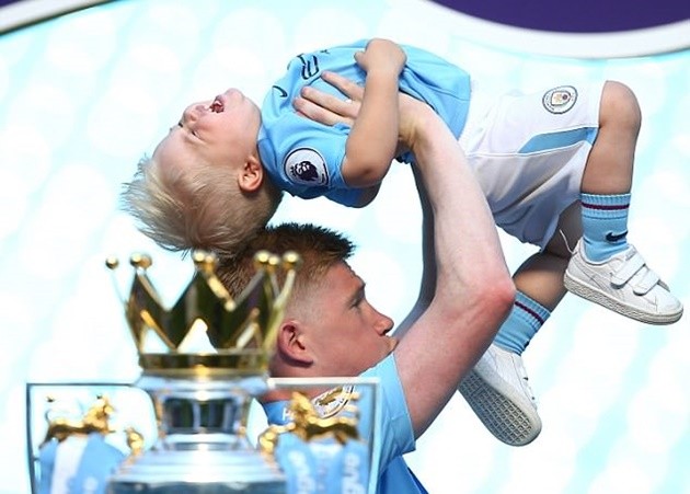 Con trai De Bruyne leo lên chân chấn thương - Bóng Đá