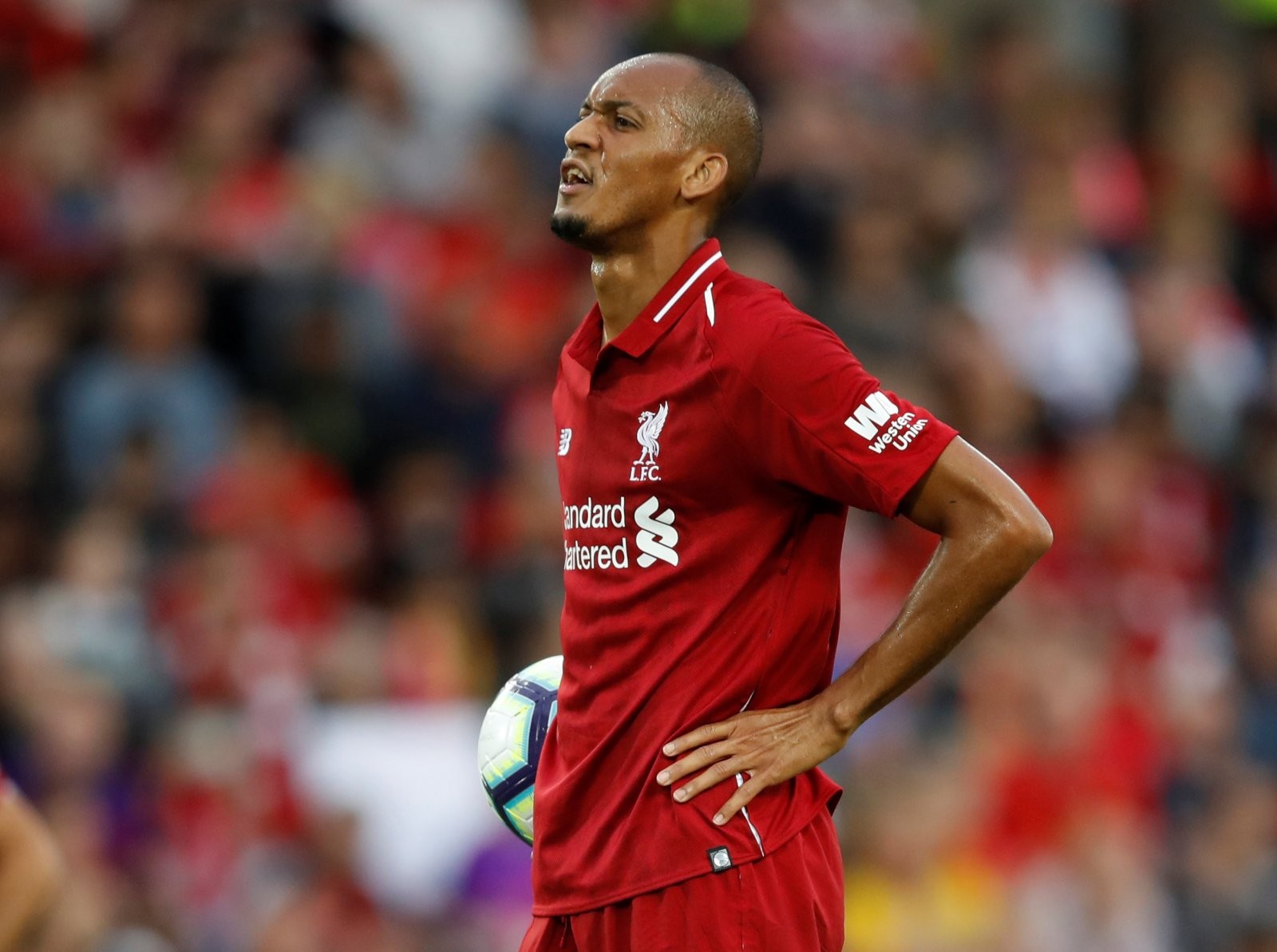 Còn chưa được ra sân, Fabinho đã được fan giúp tìm 
