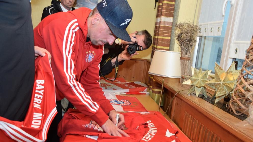 Ribery được fan vây kín ngày trở lại - Bóng Đá