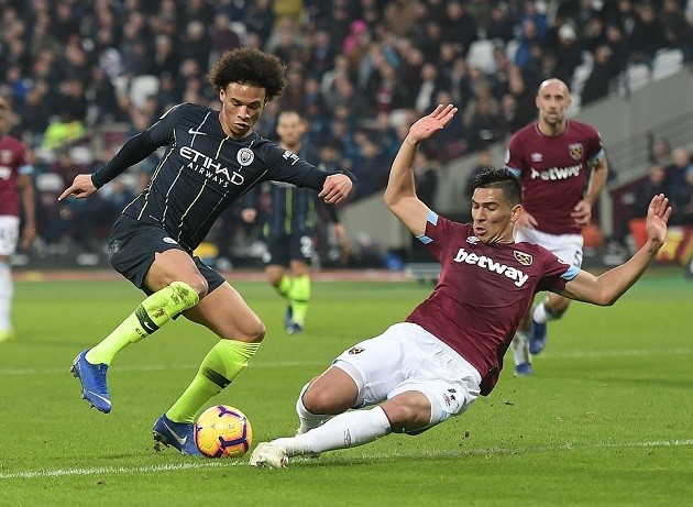 Chuyện lạ: Fabianski cười tươi khi bị sao Man City phá lưới - Bóng Đá