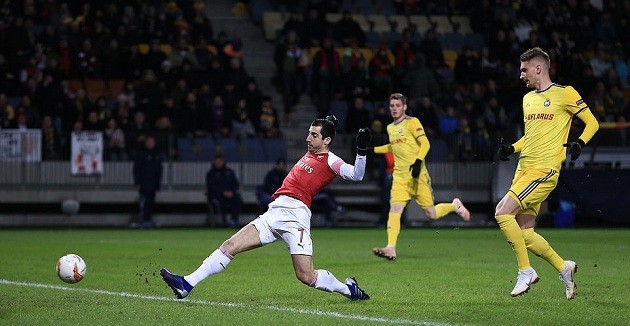 CĐV Arsenal mất ngủ sau cú vung chỏ tai hại của học trò Emery - Bóng Đá