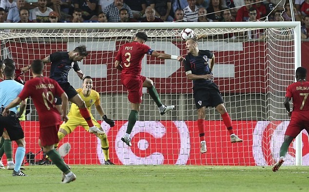 Bị đuổi lên khán dàn, Conte vẫn tìm cách 'lách luật' - Bóng Đá