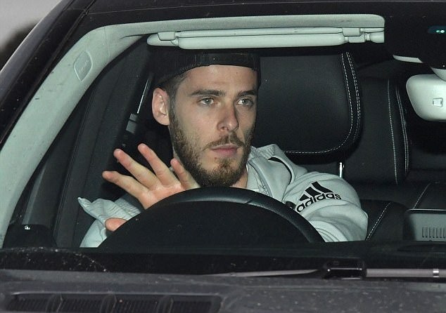 Trên đường đến sân tập, Man Utd bị fan nữ chặn đường xin chữ kí, tặng quà và 'selfie' - Bóng Đá