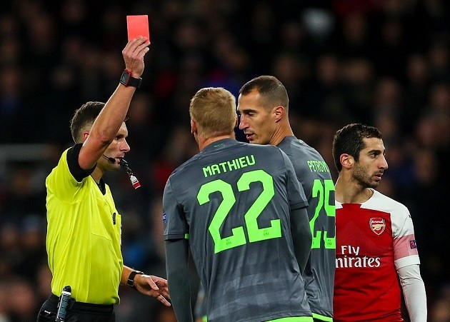 Granit Xhaka nổi đóa sau khi bị Lacazette 