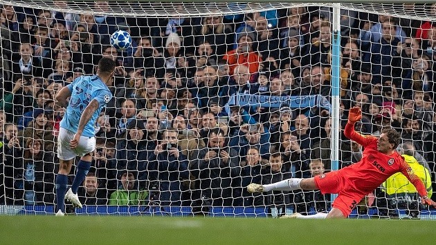 Cầu thủ Shakhtar Donetsk phản ứng ra sao khi nhìn Sterling vấp cỏ thành công? - Bóng Đá