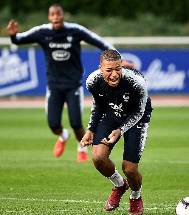 Kylian Mbappe liên tục pha trò - Bóng Đá