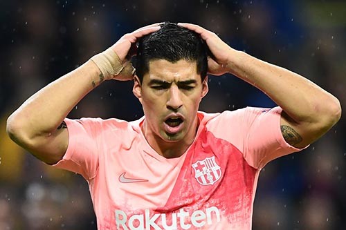 Không thể ngồi yên, HLV Emery vào sân tranh bóng với Ozil - Bóng Đá